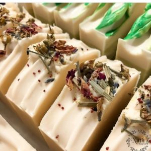 Diversos sabonetes artesanais com diferentes formatos e aromas, ensinados no guia de sabonetes artesanais.